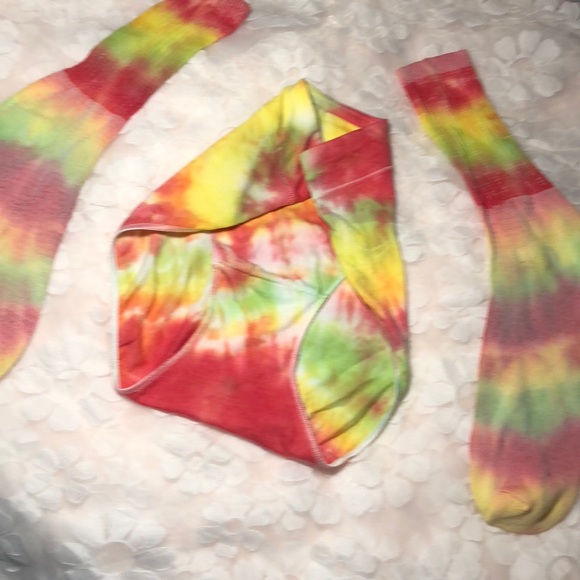 Rasta color festival booty shorts & sock set - Picture 6 of 6